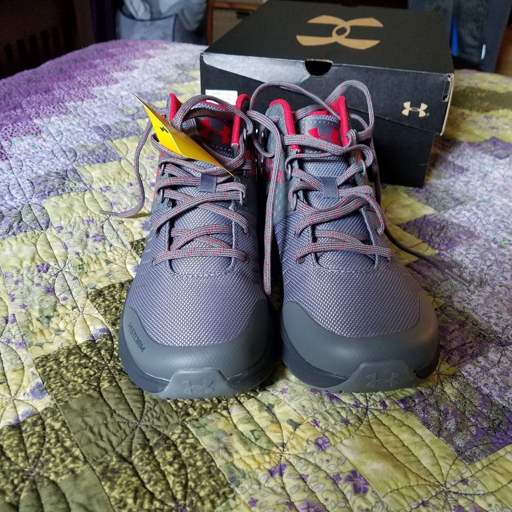 Size 6 youth boys under armour hightops